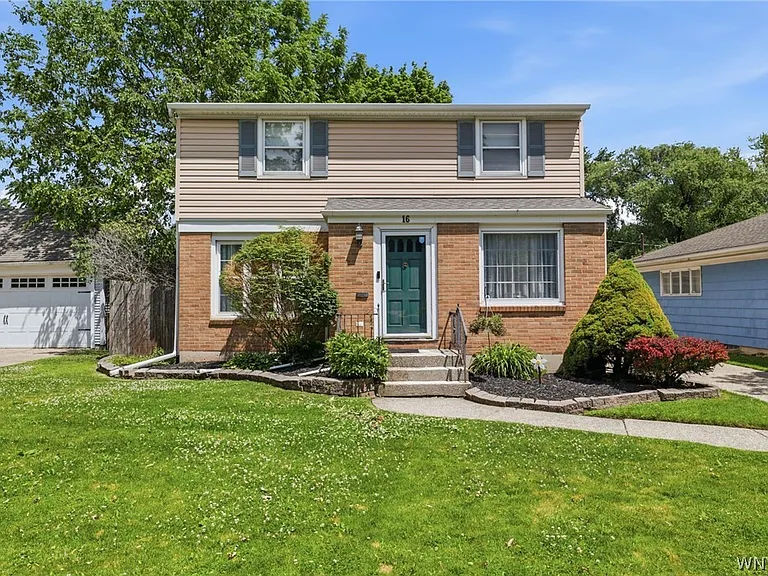 16 Paramount Pkwy — Photo 1