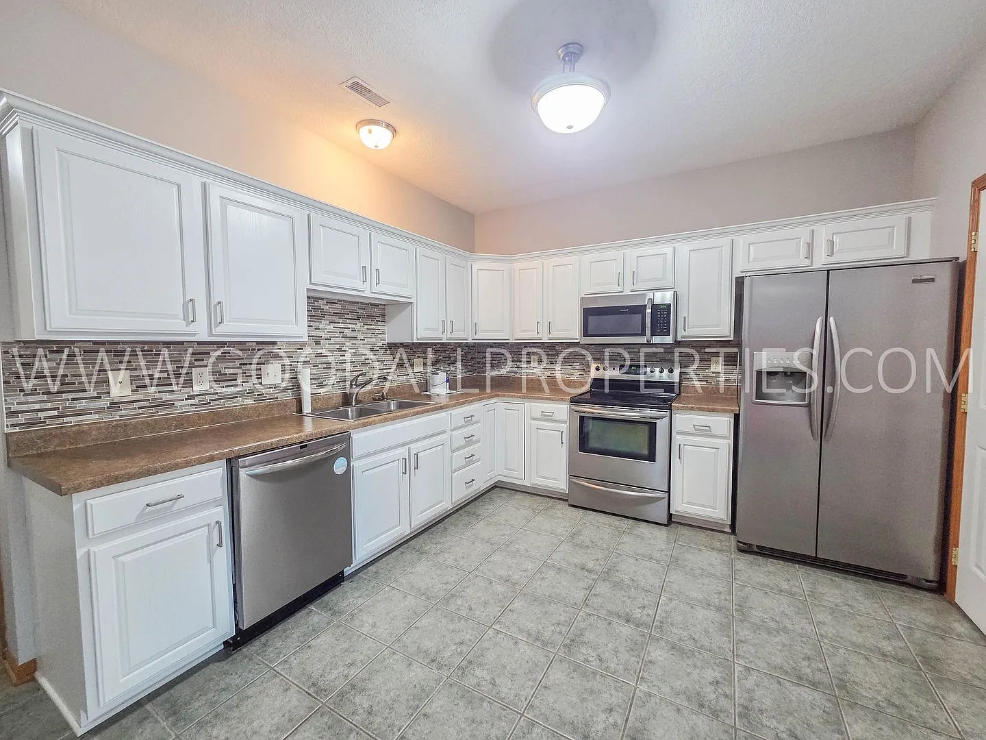2 Bedroom Clive Townhome | Waukee Schools | 2 Car Garage — Photo 3