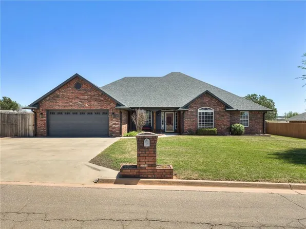 825 Roger Ave, Hinton, OK 73047