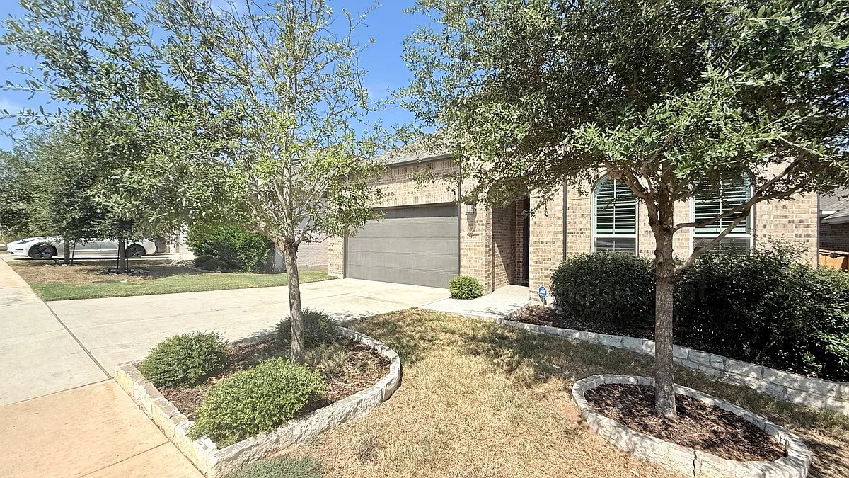 4 bed, 2.5 bath, 2080 sqft, $2,850 — Photo 3