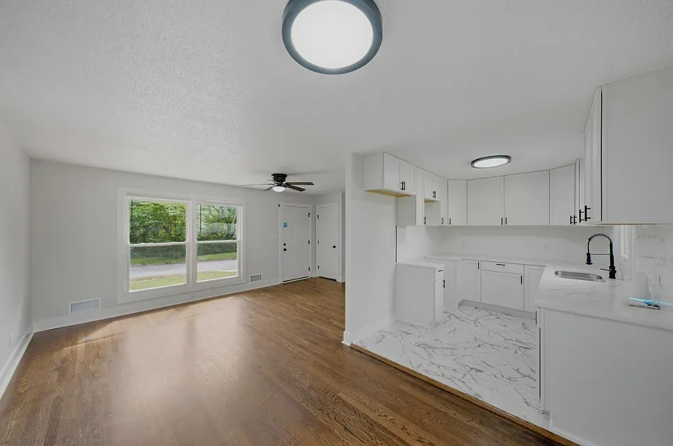 3 bed, 1097 sqft, $1,799 — Photo 3