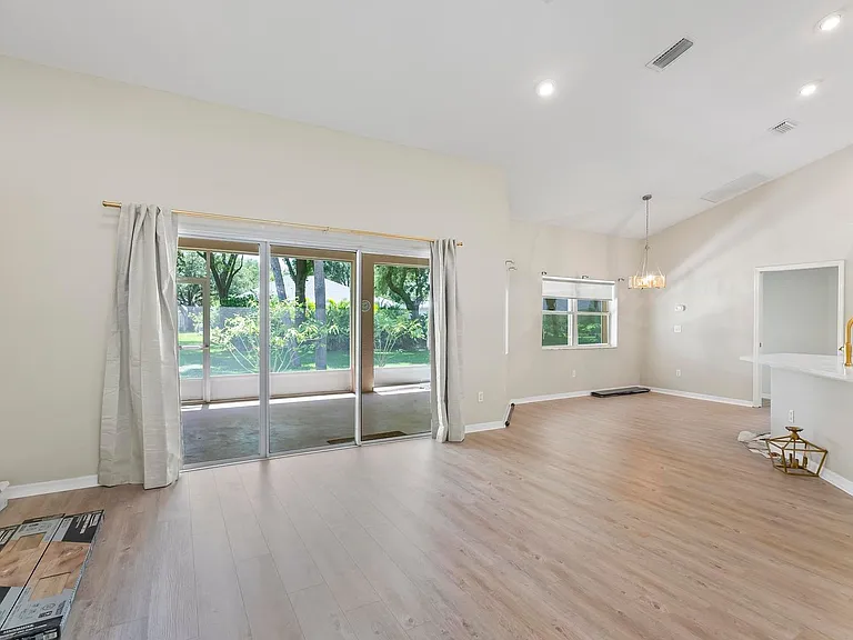 24 Lakecliff Dr — Photo 6