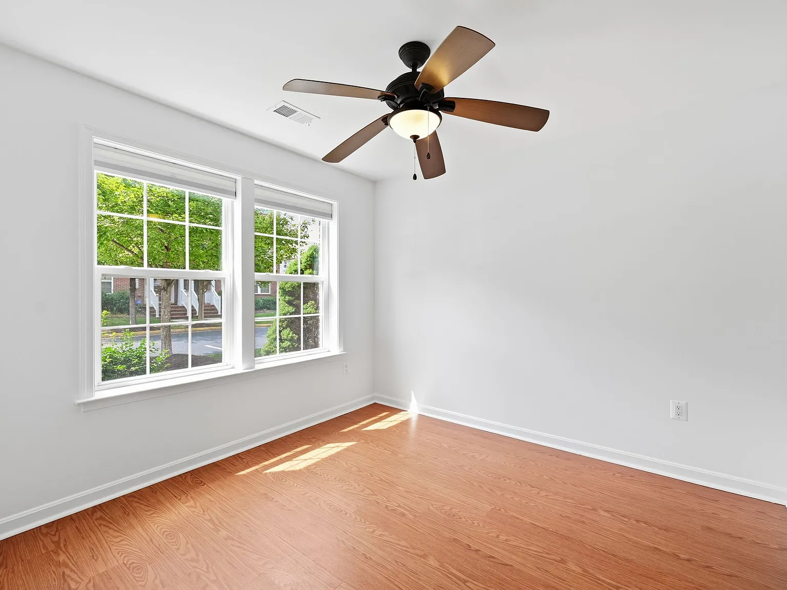 4 bed, 3.5 bath, 2020 sqft, $3,390 — Photo 4