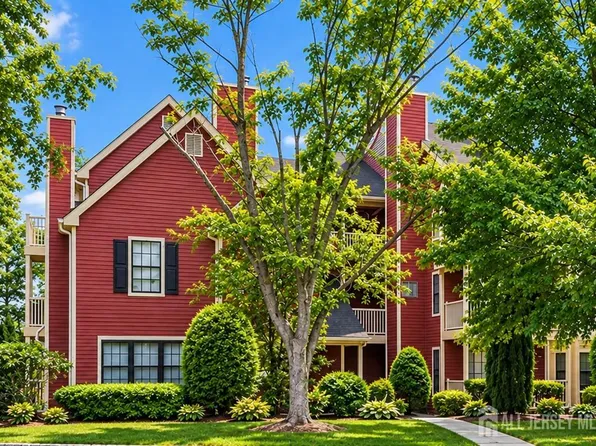 342 Crosspointe Dr, East Brunswick, NJ 08816