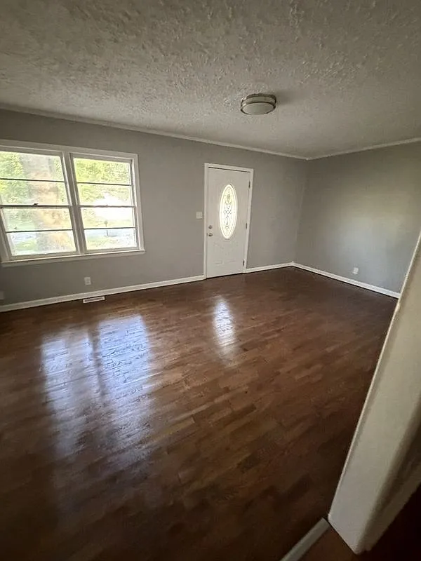 3 bed, 1.0 bath, 1470 sqft, $1,200 — Photo 4