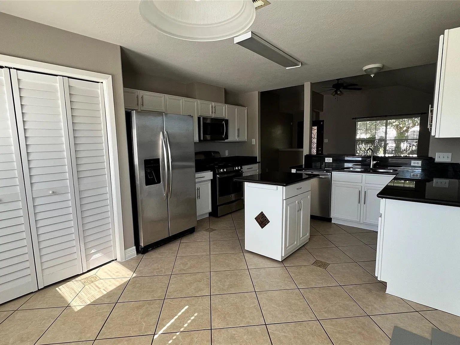 3 bed, 2.0 bath, 1148 sqft, $1,900 — Photo 3