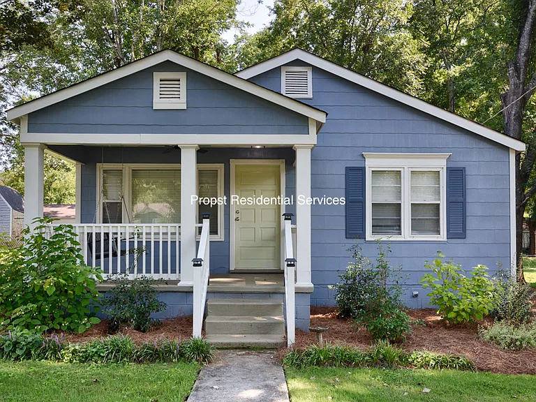1616 McCullough Ave NE — Photo 2