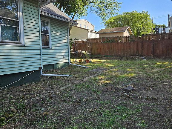 4th image of 2215 37th St