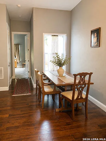 2 bed, 1.0 bath, 2352 sqft, $1,200 — Photo 3