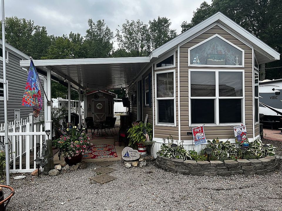 800 square feet lot