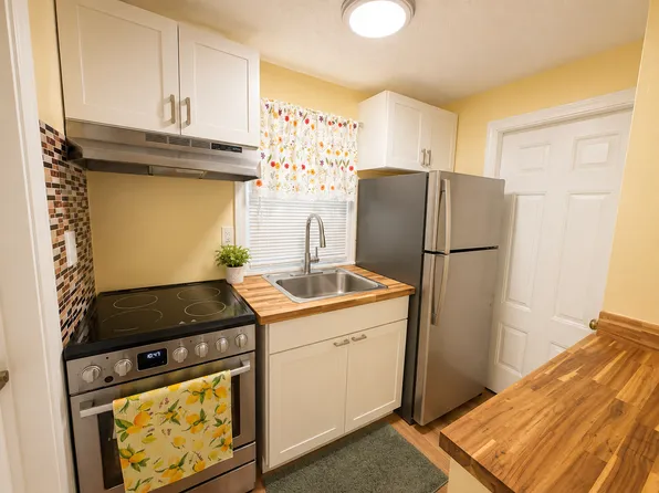 257 Lawrence St APT 6, Methuen, MA 01844