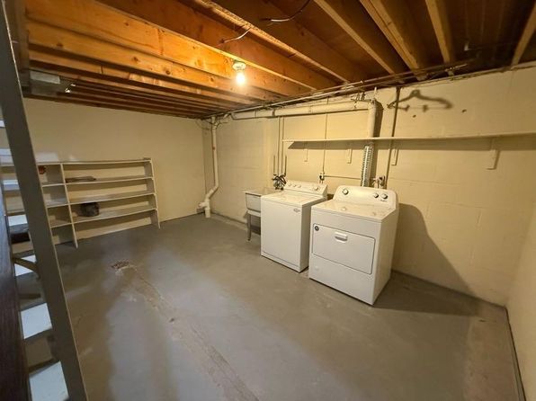 203 Paisley Ct, Kalamazoo, MI 49006