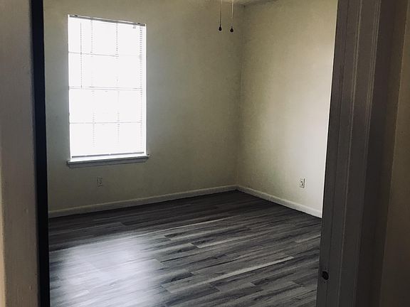 4th image of 520 E Lagrange St #14