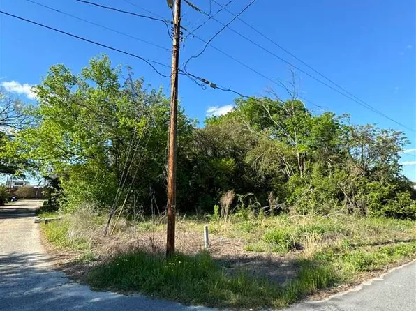 115 1st St, Darlington, SC 29532