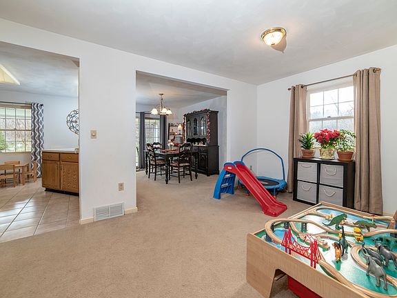 3rd image of 124 Northeast Dr #124