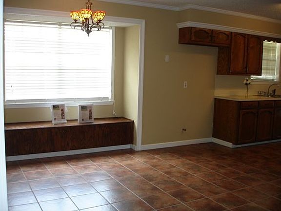 Dining area w/window seat
