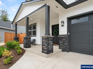 625 Parker Loop, Silverton, OR 97381