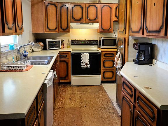 5th image of 904 E 2nd St