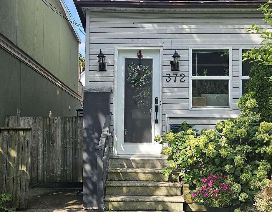 1st image of 372 Rhodes Ave