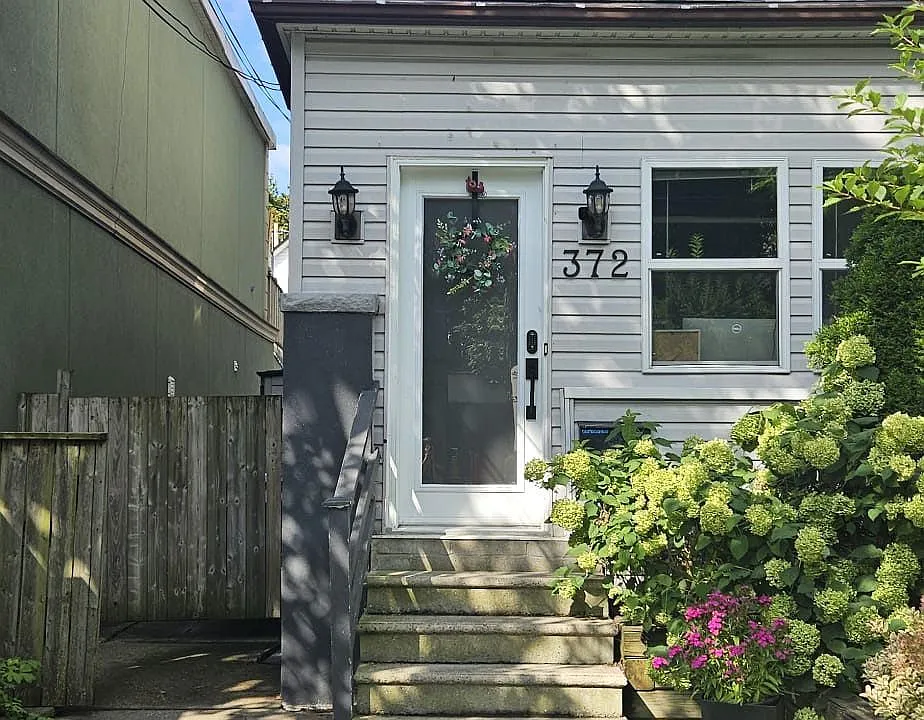 372 Rhodes Ave