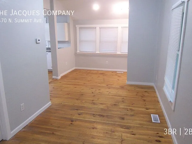 1470 N Summit Ave — Photo 4