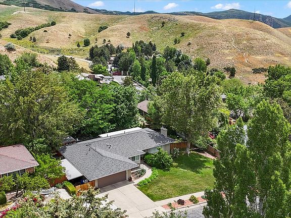 3rd image of 920 N Little Valley Rd