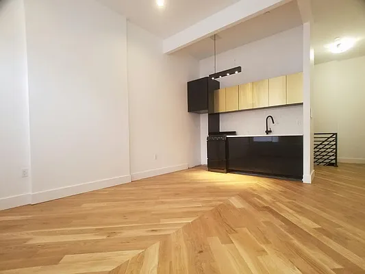 Rented by Evergreen Apartments BK | media 37