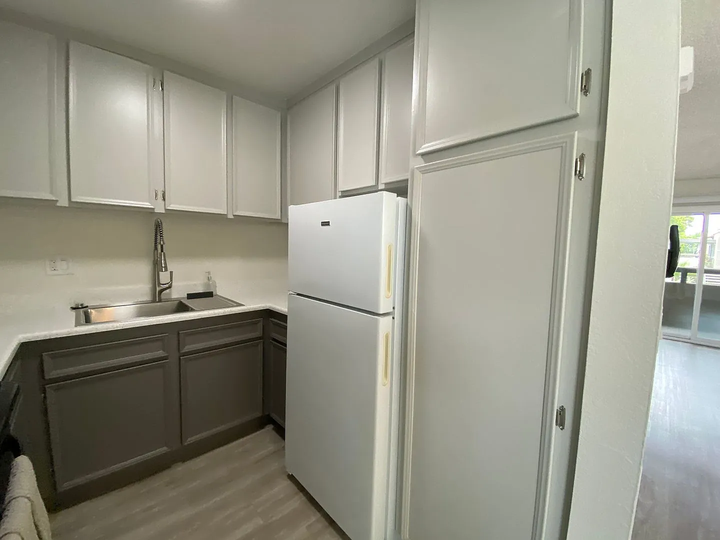 Cabana Apartments — Photo 3