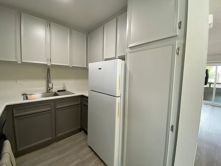 Cabana Apartments — Photo 8