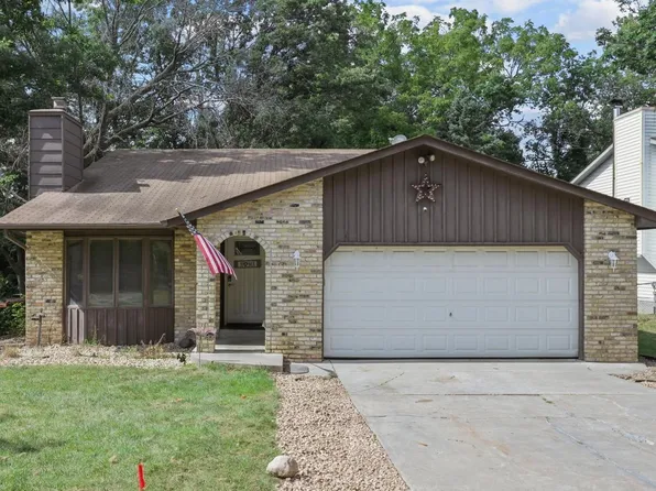 345 Dartmoor Rd, Mahtomedi, MN 55115