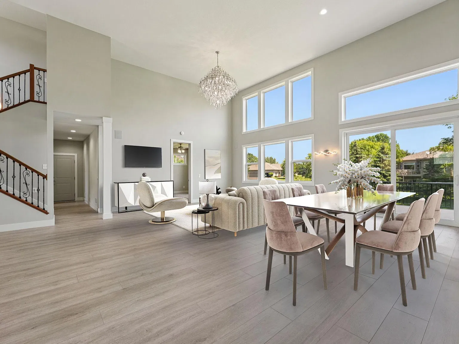 6 bed, 4.5 bath, 5188 sqft, $6,750 — Photo 2