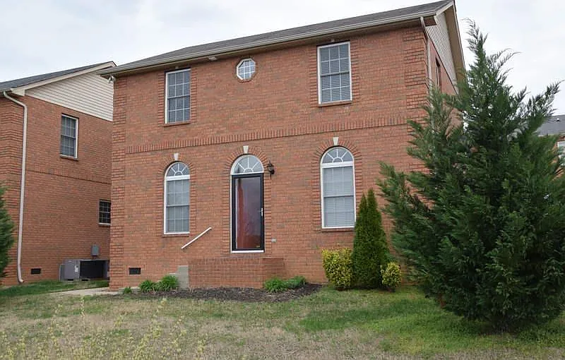 3 bed, 2.5 bath, 1680 sqft, $2,300 — Photo 1