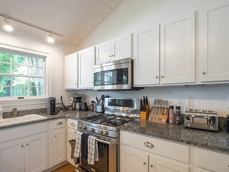 241 Pantigo Rd — Photo 10