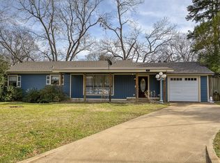 102 Romallen Dr, Palestine, TX 75801