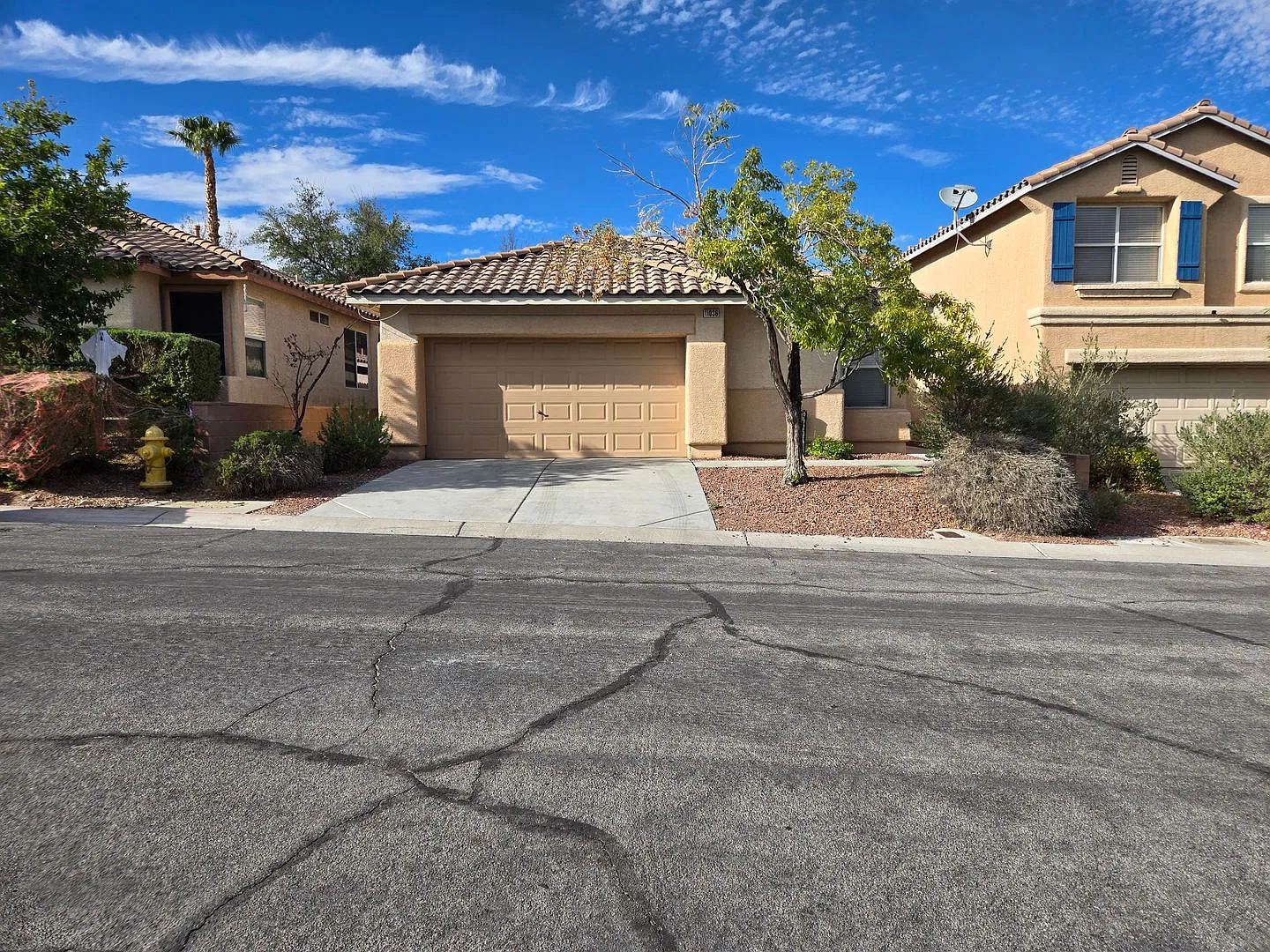 A Beautiful 3-Bedroom Home In The Desirable Summerlin Area! — Photo 1