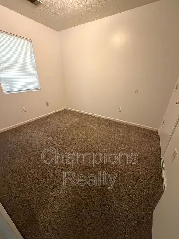 2 bed, 1.0 bath, $750 — Photo 4