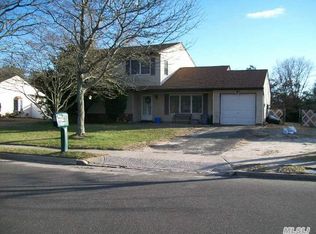 64 Inverness Rd, Holbrook, NY 11741