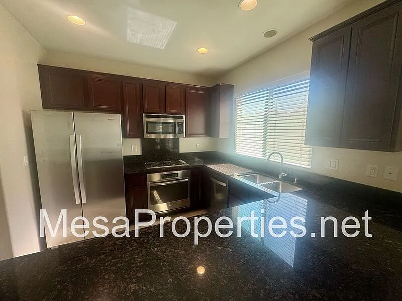 3 bed, 2.5 bath, 1826 sqft, $3,409 — Photo 4