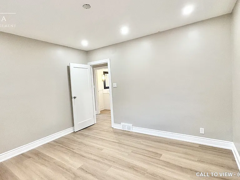 1052 King St E — Photo 14