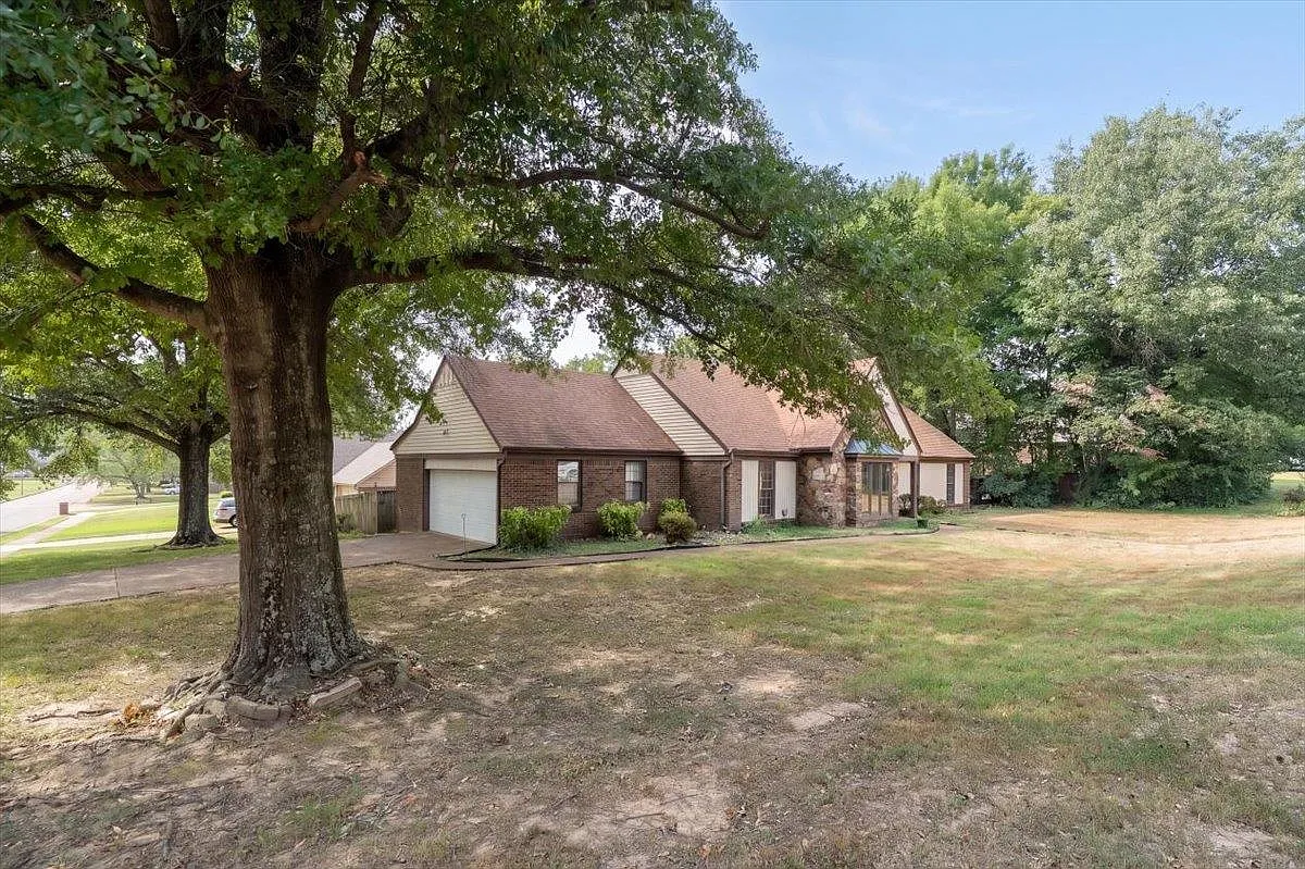 4 bed, 3.5 bath, 3200 sqft, $2,800 — Photo 1