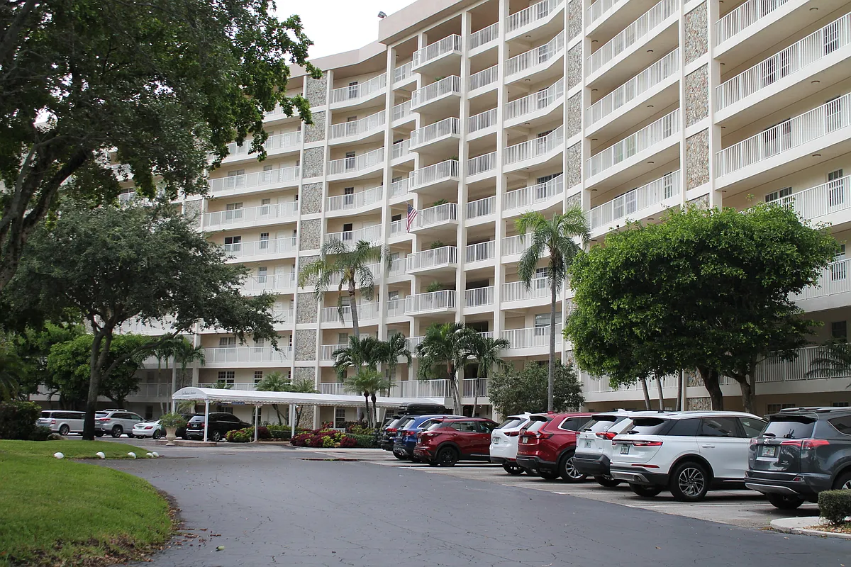 Building Photo - 3507 Oaks Way #603