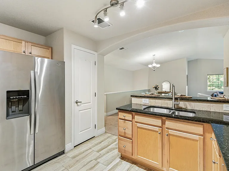 160 Poplar St #A — Photo 11