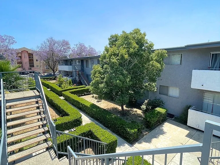 9075 Cedros Ave — Photo 12