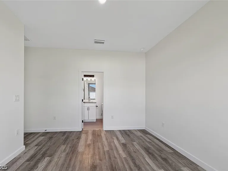 1530 Gilbert Ave S — Photo 20