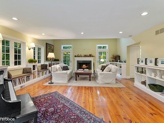 4th image of 10989 Basswood Dr