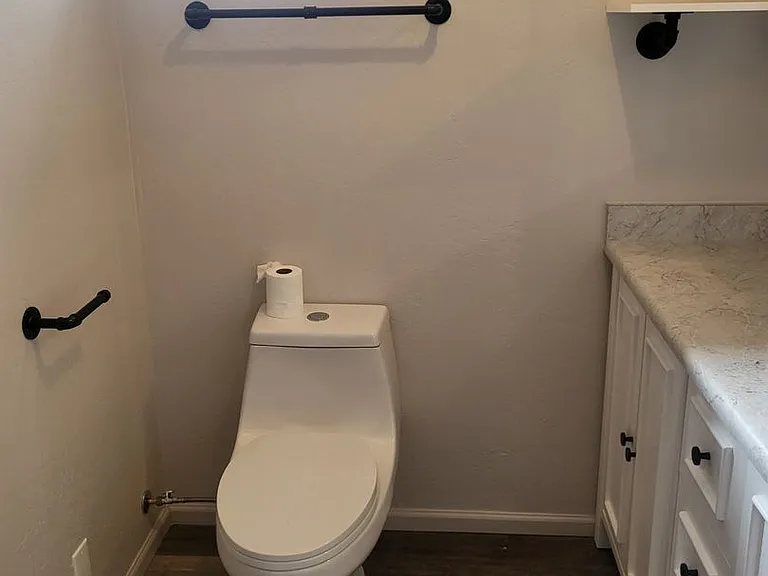 1688 NE Lynda Ln — Photo 29