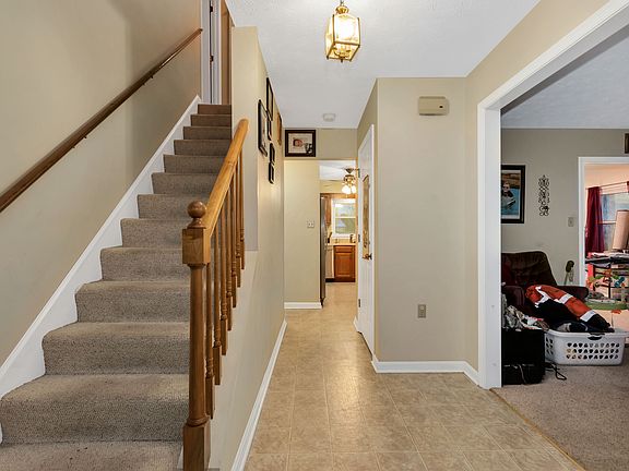 3rd image of 105 Southdown Cir