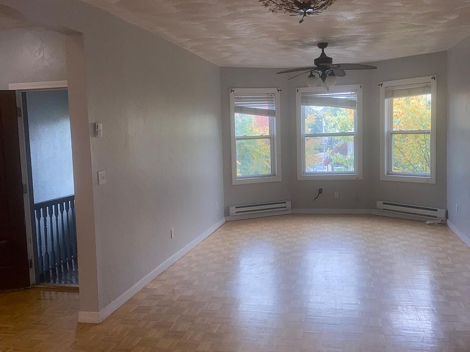 MAIN ENTRANCE / LIVING ROOM