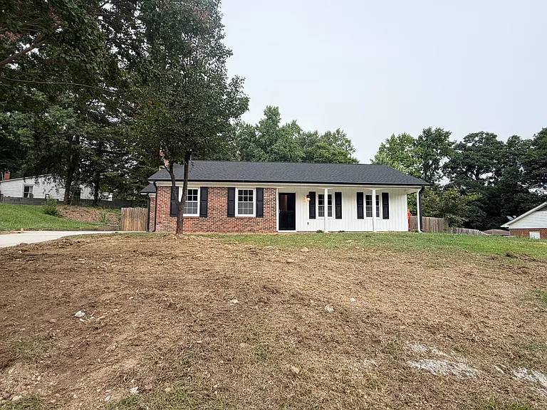 705 Lakecrest Ave — Photo 2