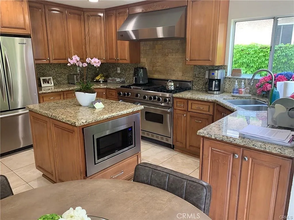 4 bed, 3.5 bath, 2475 sqft, $5,100 — Photo 3